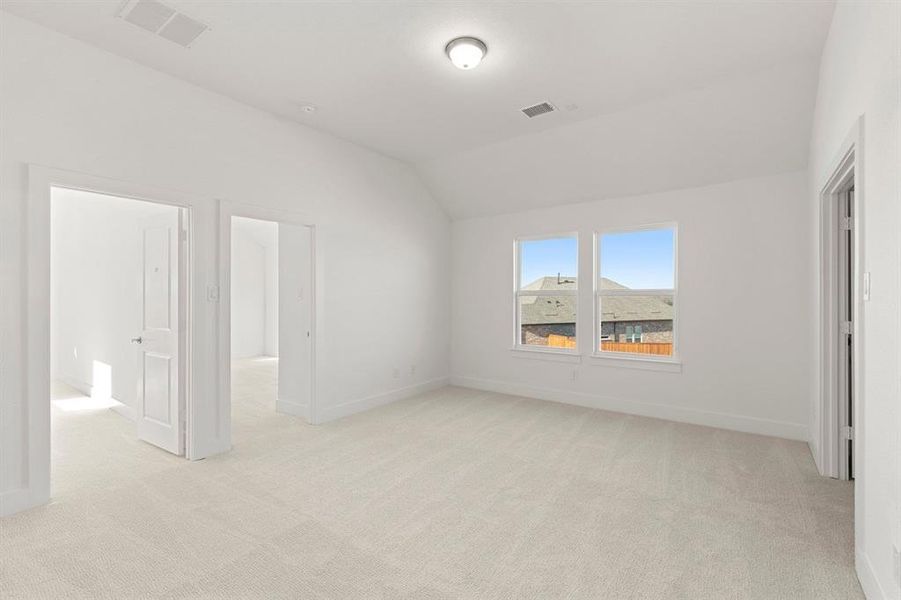 Spacious, unfurnished interior of a new home in Edgewood Creek, Celina (Image 28).