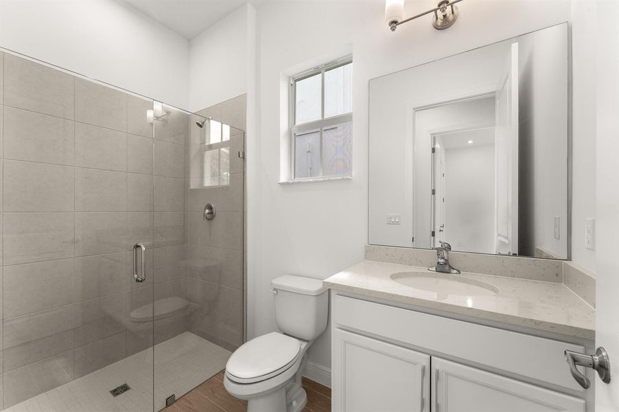 US_SEF_MONARCH_LOT 142_BATH 2