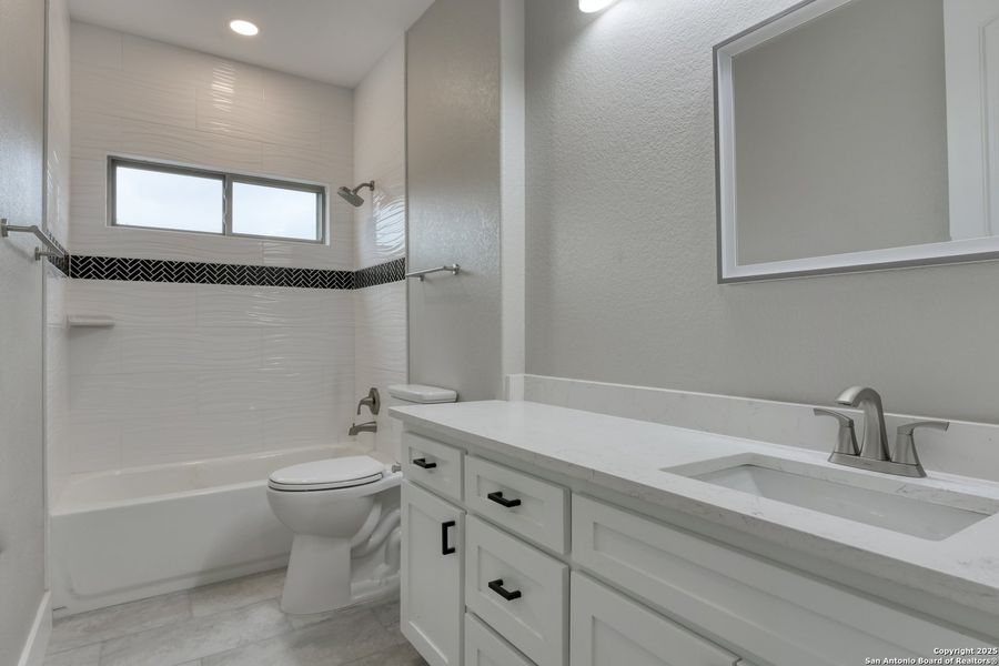 Furnished interior view inside a new home in , Bandera (Image 9).