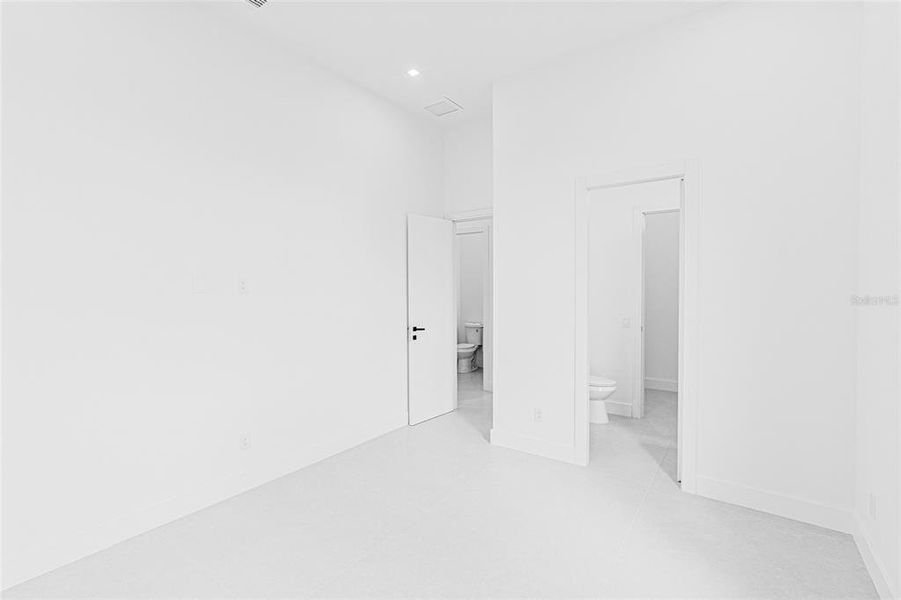 Spacious, unfurnished interior of a new home in , Port Charlotte (Image 67).