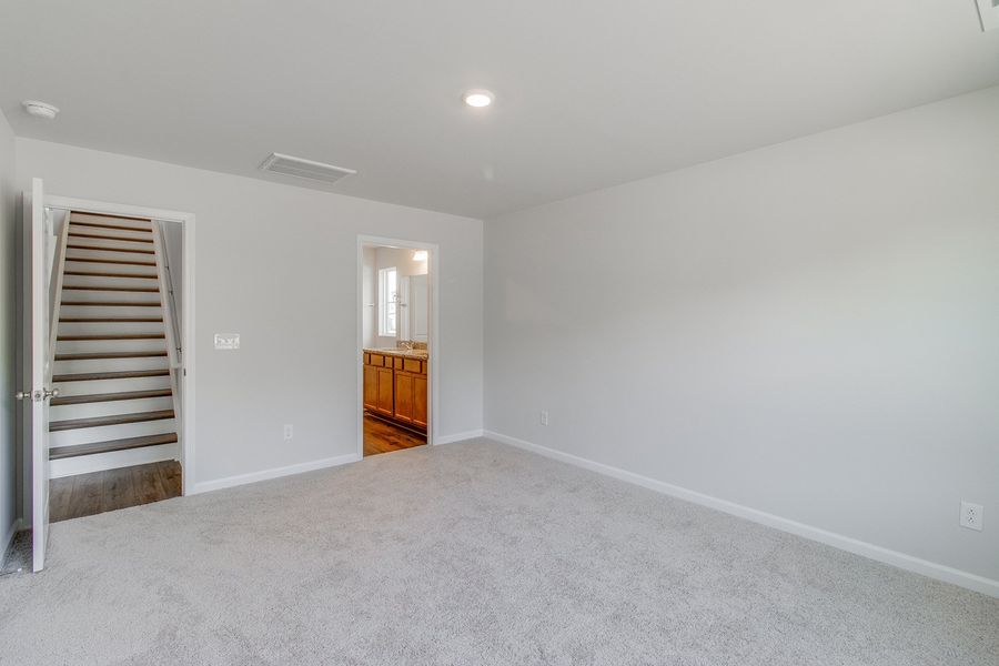 Spacious, unfurnished interior of a new home in Bluefield, Lexington (Image 24).