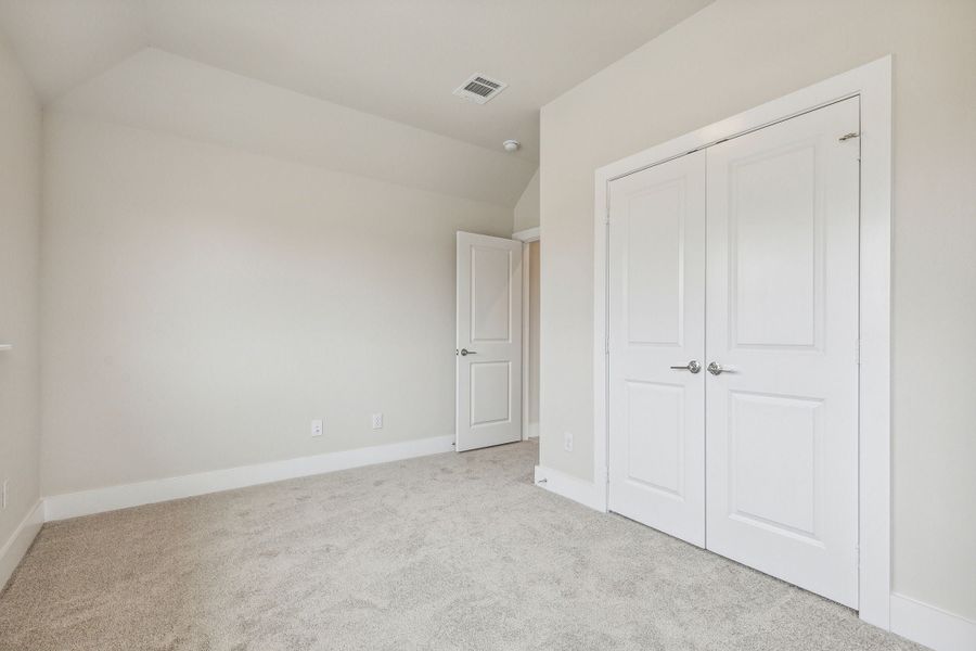 Spacious, unfurnished interior of a new home in Dove Hollow, Waxahachie (Image 25).