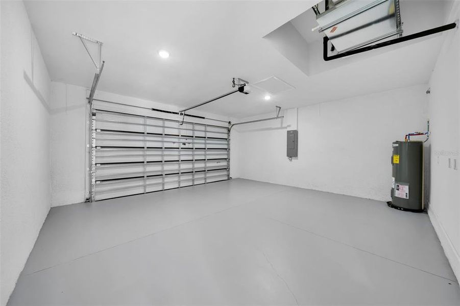 Spacious, unfurnished interior of a new home in , Englewood (Image 9).