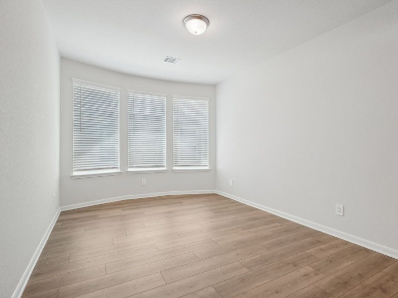 Spacious, unfurnished interior of a new home in Thomas Pond, San Antonio (Image 16).