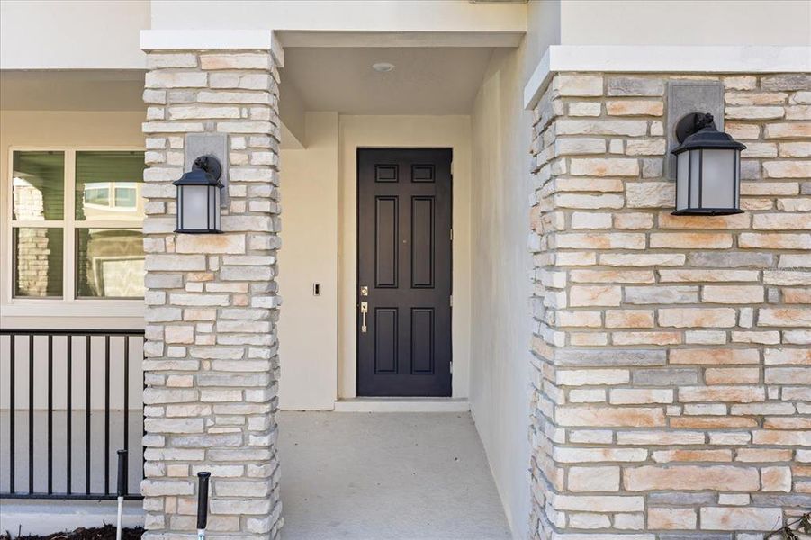 Exterior details and patio area of a home in Dora Parc, Mount Dora (Image 4).