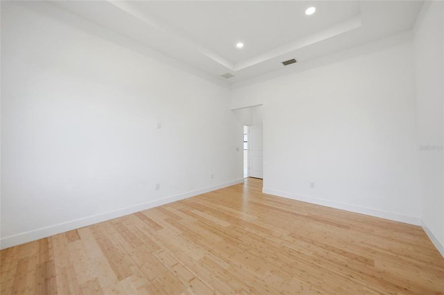 Spacious, unfurnished interior of a new home in , Port Charlotte (Image 46).
