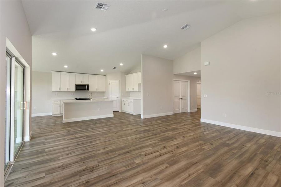 Spacious, unfurnished interior of a new home in Cherrywood Preserve, Ocala (Image 9).