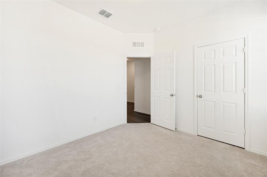 Spacious, unfurnished interior of a new home in Ridgeview Farms, Fort Worth (Image 13).