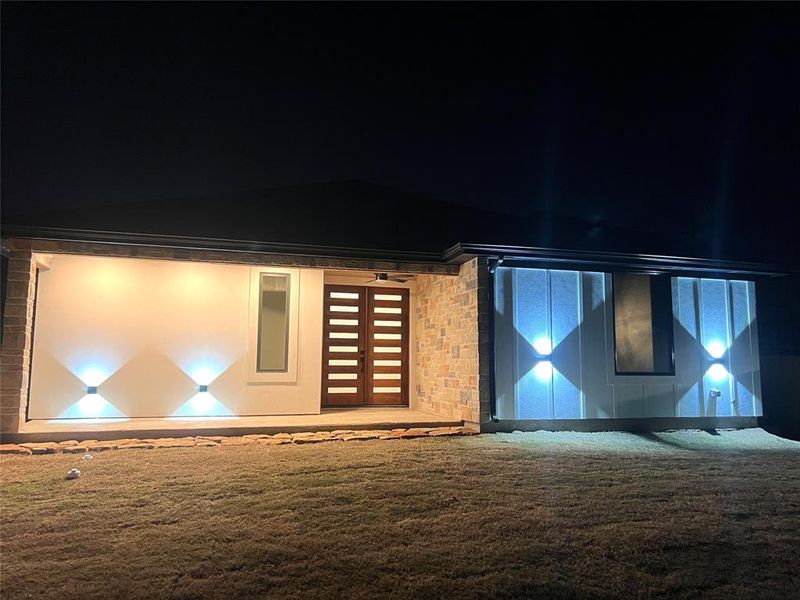 Exterior details and patio area of a home in , Dallas (Image 3).