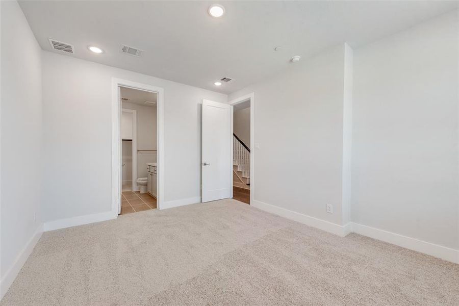 Spacious, unfurnished interior of a new home in Collin Creek, Plano (Image 17).