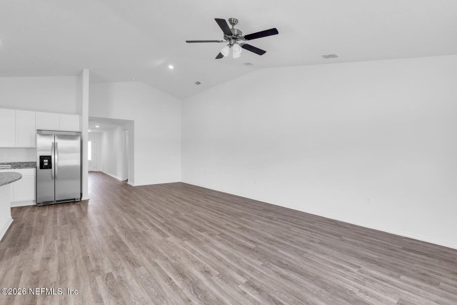 Spacious, unfurnished interior of a new home in Rolling Hills, Green Cove Springs (Image 13).