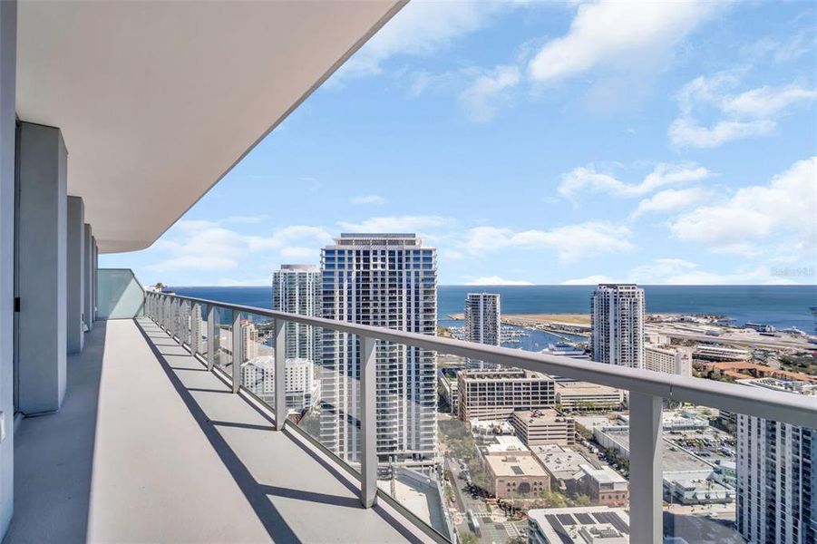 Condo located in St. Petersburg, FL showcasing its design and architecture (Image 30).