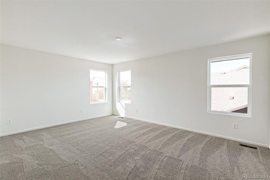 Spacious, unfurnished interior of a new home in Turnberry, Commerce City (Image 27).