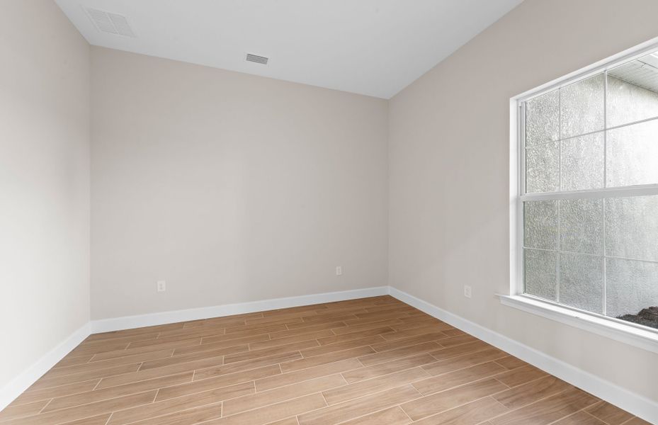 Spacious, unfurnished interior of a new home in Del Webb Oak Creek, North Fort Myers (Image 53).