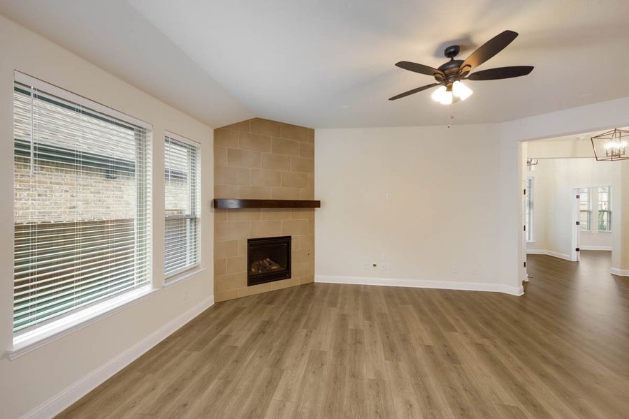 Spacious, unfurnished interior of a new home in Las Lomas, Forney (Image 25).