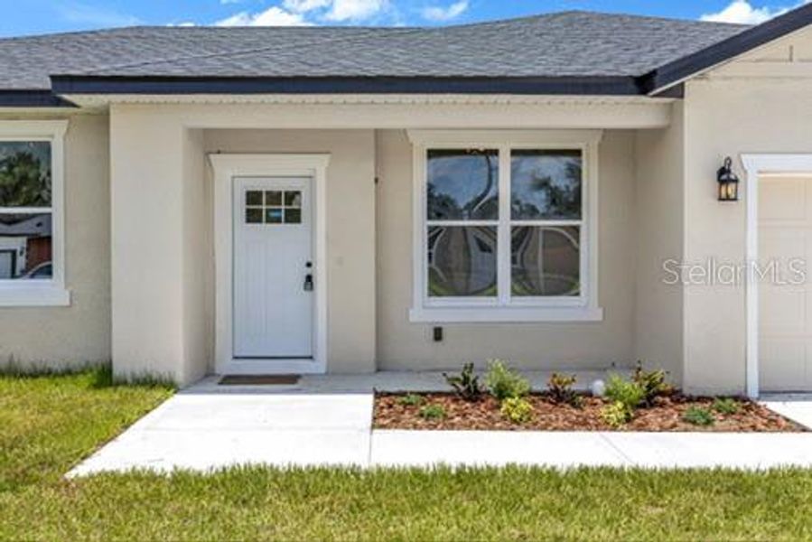 Exterior details and patio area of a home in , Deltona (Image 3).