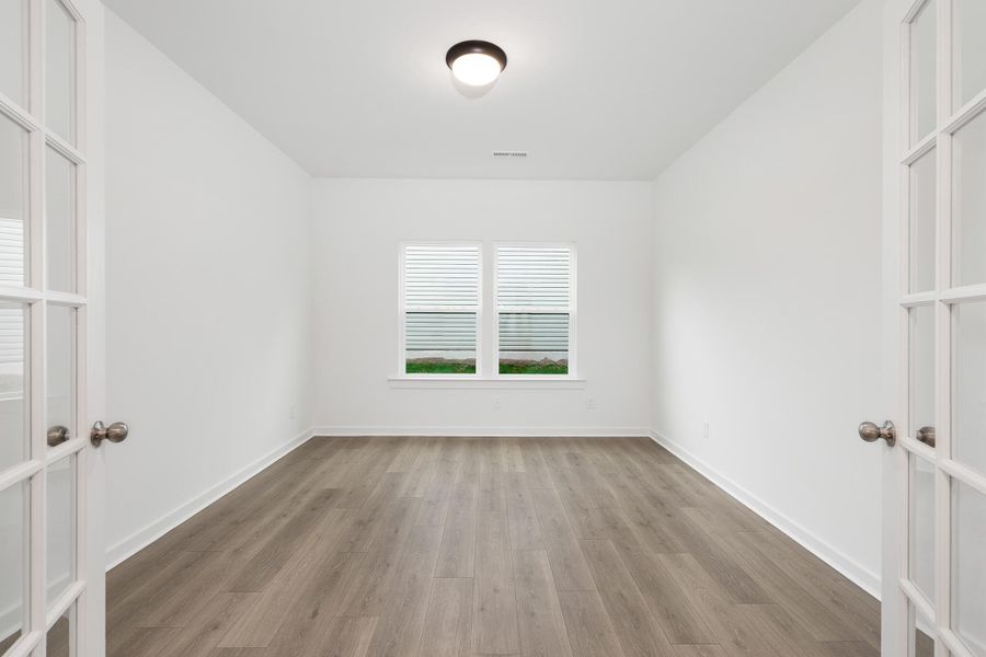 Spacious, unfurnished interior of a new home in , St. George (Image 18).