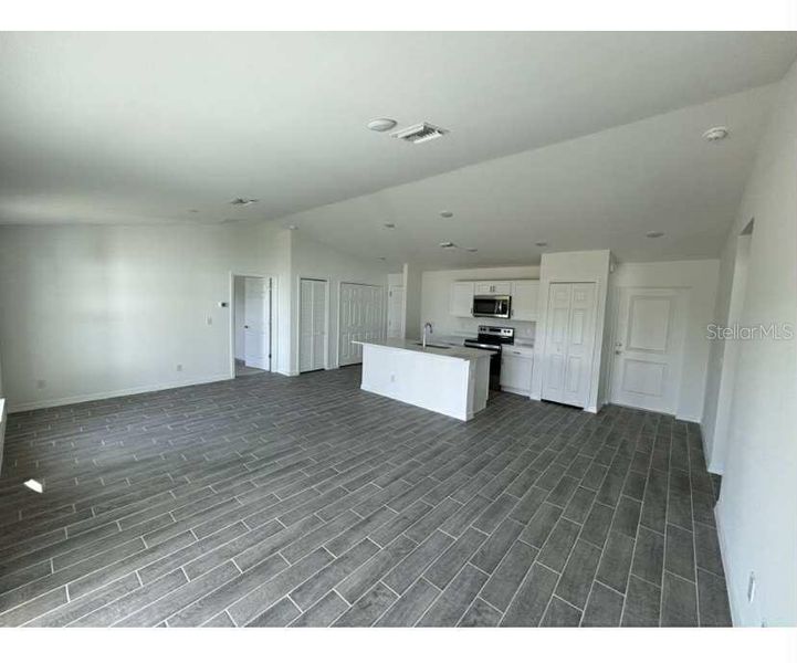 Spacious, unfurnished interior of a new home in , Cape Coral (Image 5).