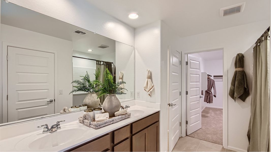 4049 Avery Owners Bath 1of2 F2 Base2