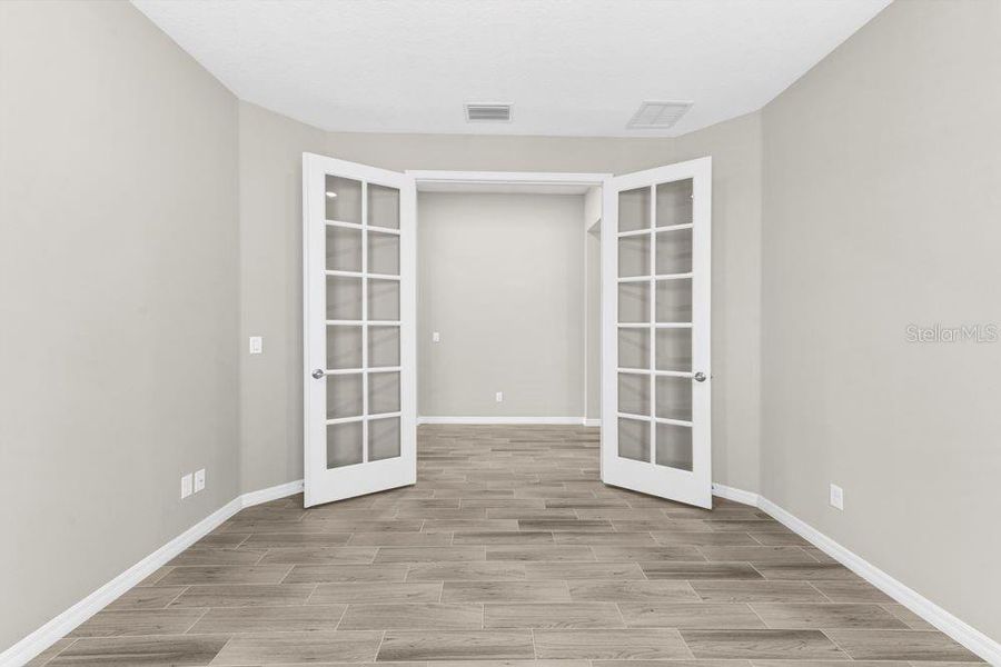Spacious, unfurnished interior of a new home in Tiburon, Nokomis (Image 22).