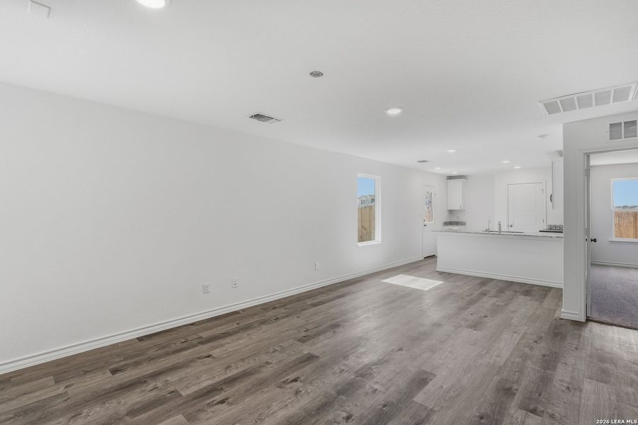Spacious, unfurnished interior of a new home in Vista Real, Converse (Image 21).