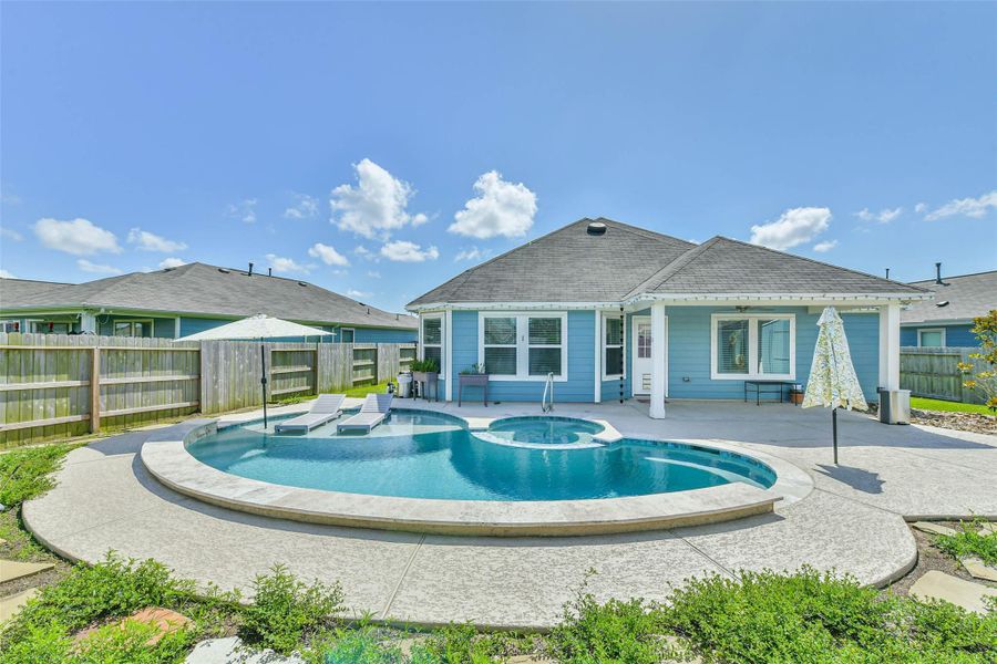 Exterior details and patio area of a home in Mustang Crossing, Alvin (Image 3).