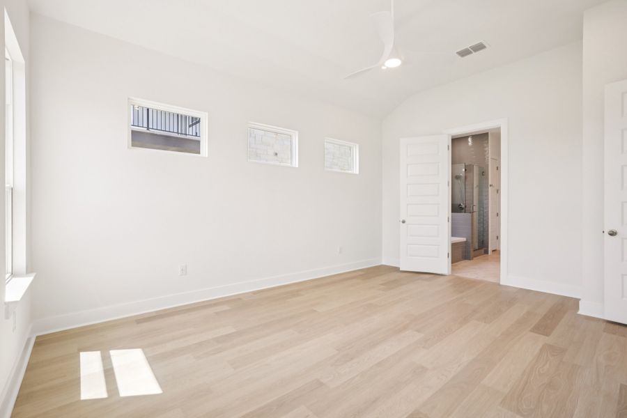 Spacious, unfurnished interior of a new home in Persimmon, Buda (Image 33).