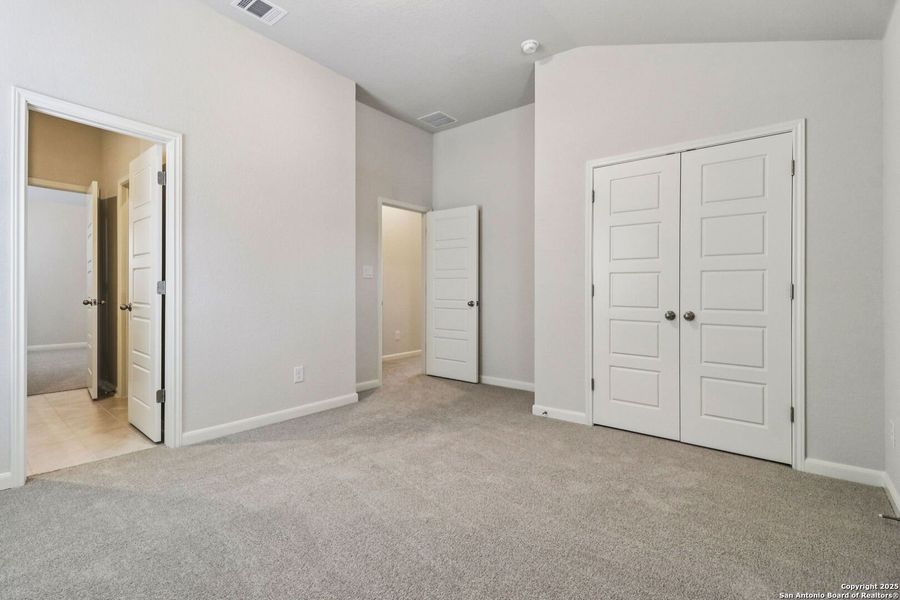 Spacious, unfurnished interior of a new home in Fox Falls, Boerne (Image 25).