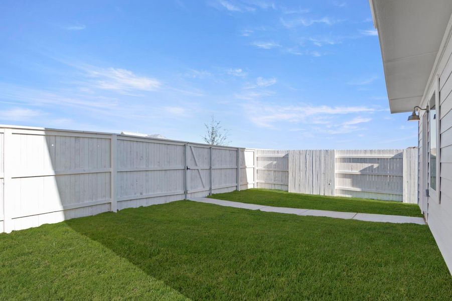 Exterior details and patio area of a home in Harvest Ridge, Elgin (Image 18).