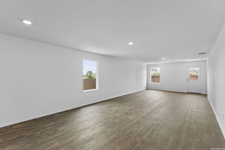 Spacious, unfurnished interior of a new home in Avenida, Converse (Image 20).