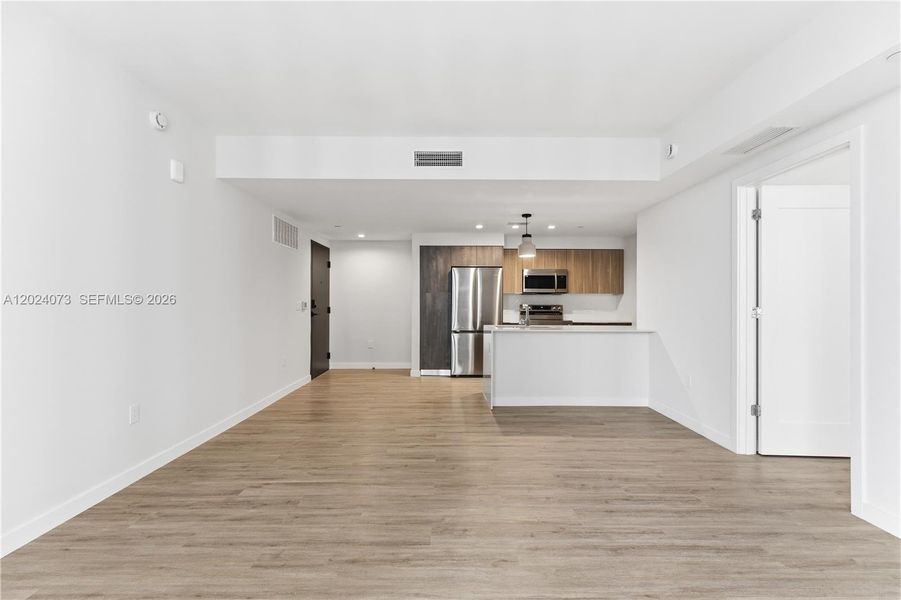 Spacious, unfurnished interior of a new home in , Miami (Image 35).