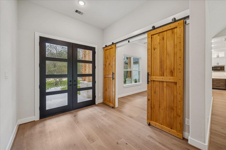 Spacious, unfurnished interior of a new home in , Huntsville (Image 36).