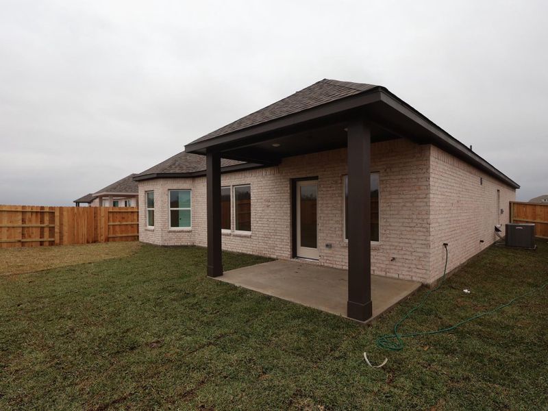 Exterior details and patio area of a home in Lago Mar, Santa Fe (Image 4).