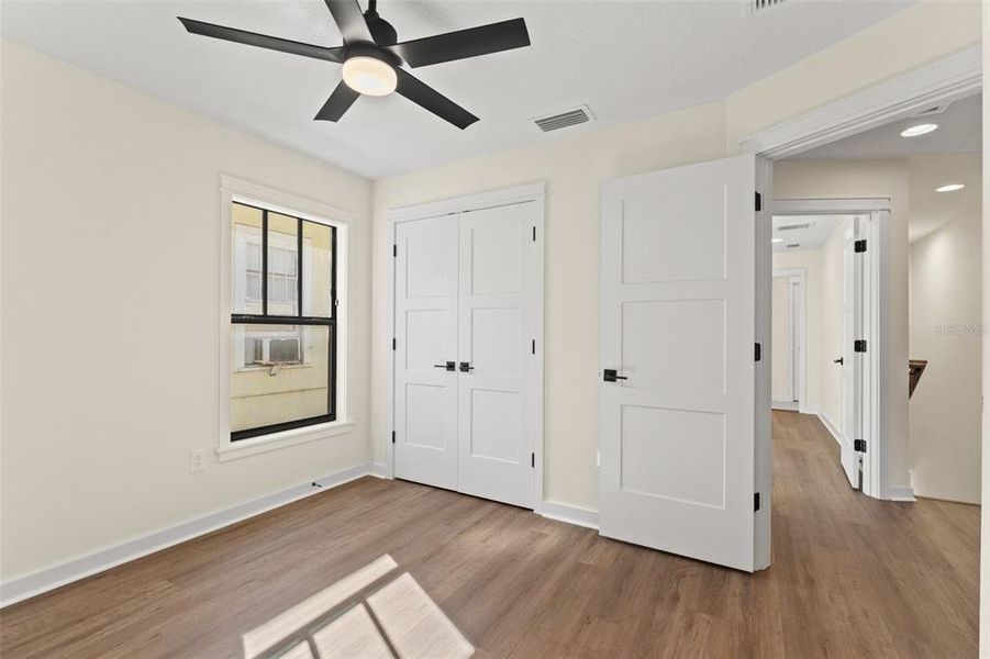 Spacious, unfurnished interior of a new home in , Tampa (Image 31).