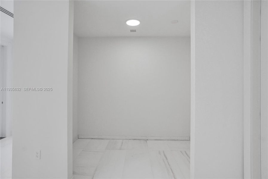 Spacious, unfurnished interior of a new home in , Miami (Image 40).