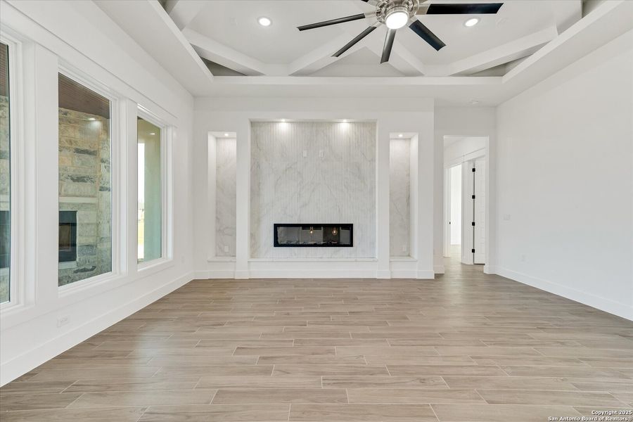 Spacious, unfurnished interior of a new home in , La Vernia (Image 28).