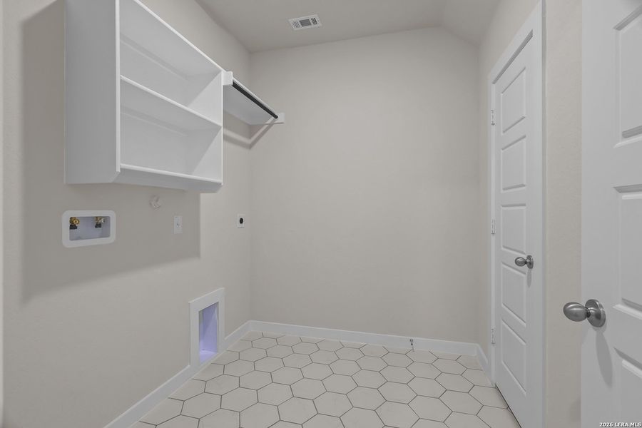 Spacious, unfurnished interior of a new home in Nopal Valley, San Antonio (Image 21).