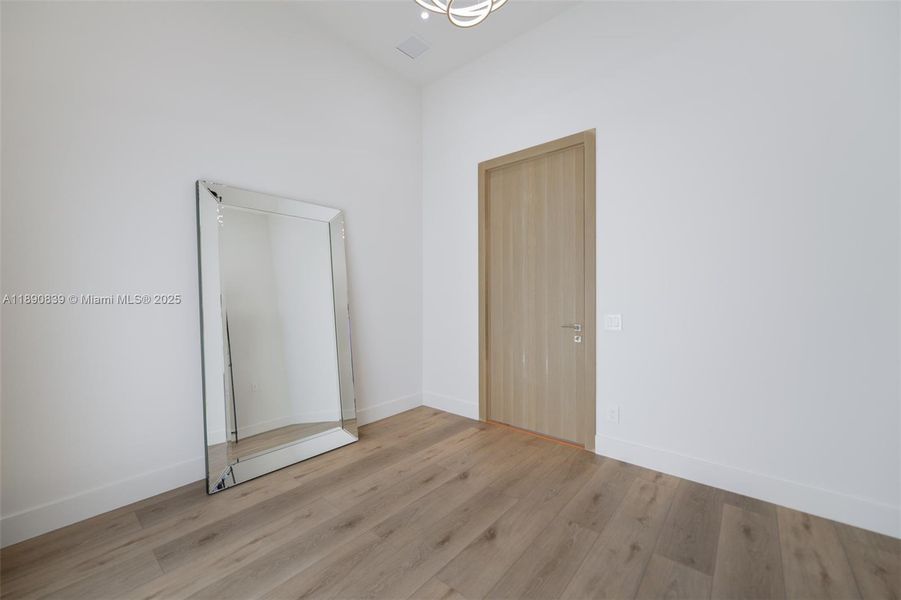 Spacious, unfurnished interior of a new home in , Hallandale Beach (Image 17).