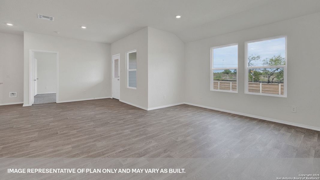 Spacious, unfurnished interior of a new home in Arroyo Ranch, Seguin (Image 24).