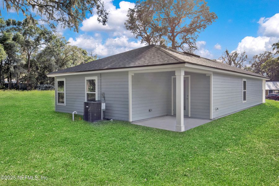 Exterior details and patio area of a home in , Palatka (Image 26).
