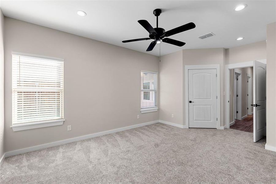Spacious, unfurnished interior of a new home in , Sulphur Springs (Image 33).
