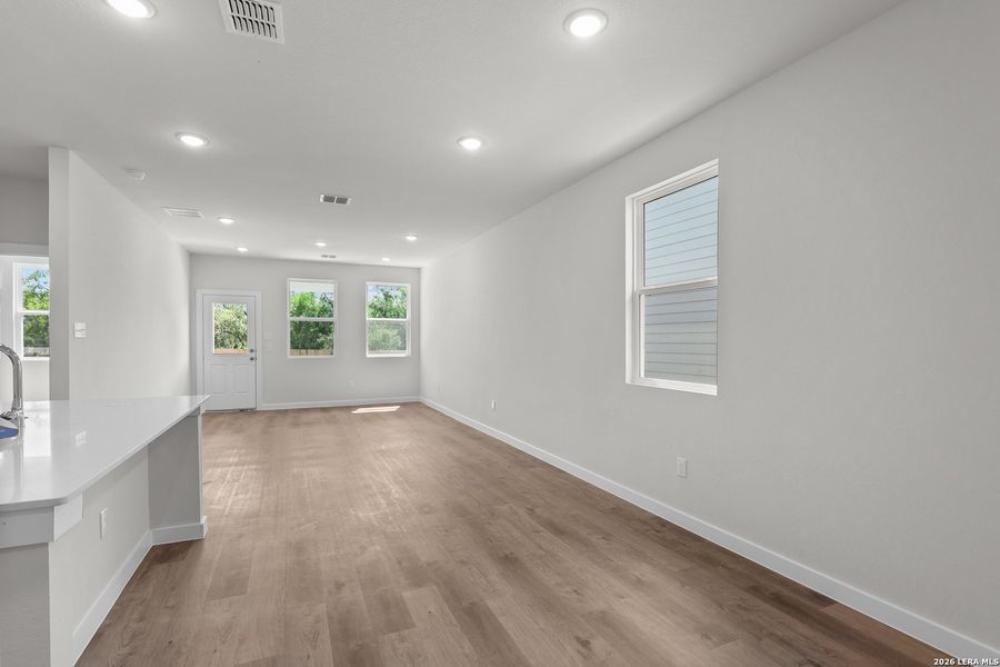 Spacious, unfurnished interior of a new home in Hacienda, San Antonio (Image 29).