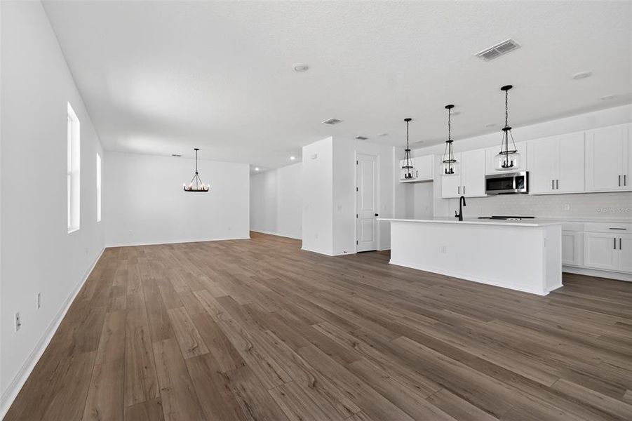 Spacious, unfurnished interior of a new home in Trailside, Mount Dora (Image 9).
