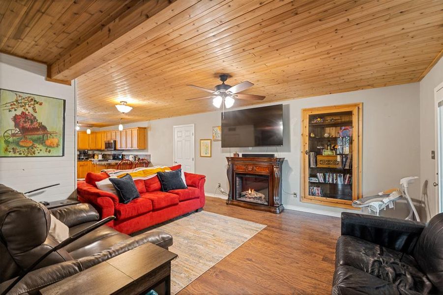 Furnished interior view inside a new home in , Gun Barrel City (Image 9).