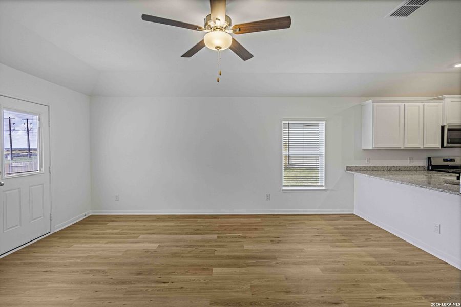 Spacious, unfurnished interior of a new home in , San Antonio (Image 14).