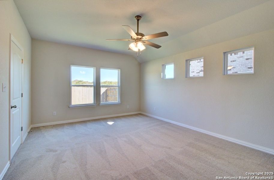 Spacious, unfurnished interior of a new home in Sunflower Ridge, New Braunfels (Image 4).