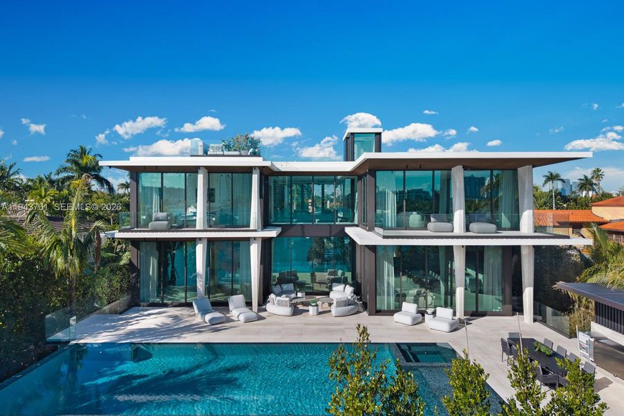 Condo located in Miami Beach, FL showcasing its design and architecture (Image 5).