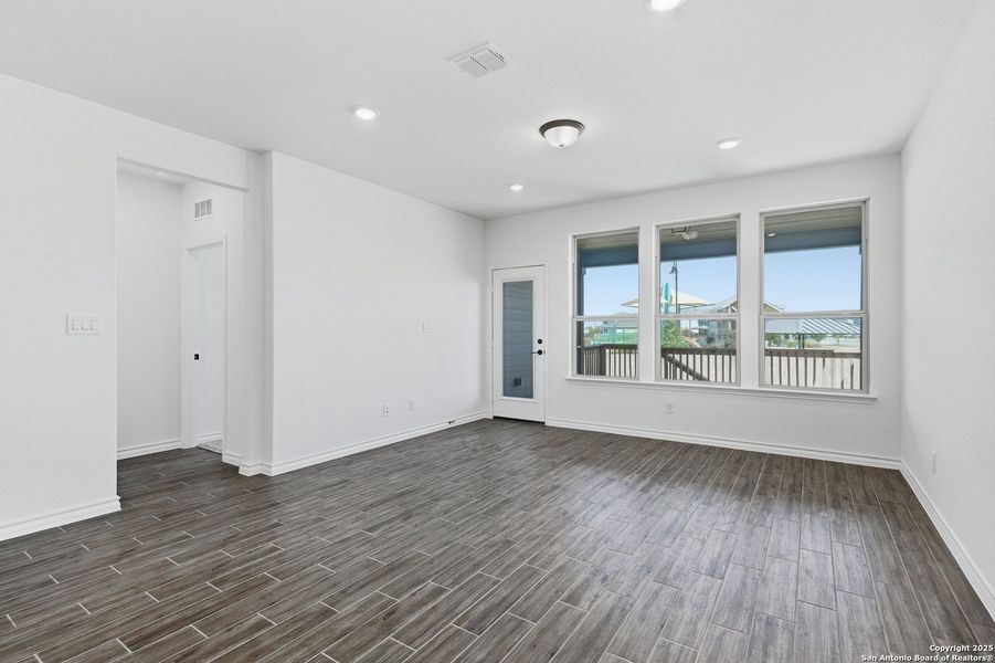 Spacious, unfurnished interior of a new home in Bison Ridge, San Antonio (Image 8).