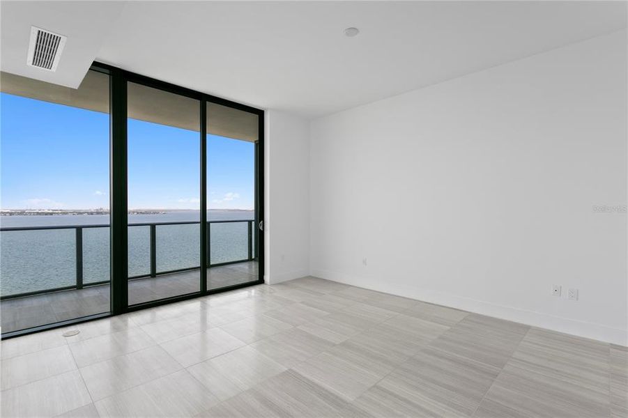 Spacious, unfurnished interior of a new home in , Tampa (Image 14).