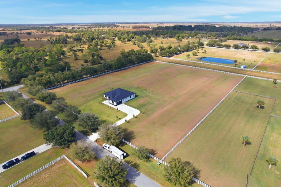 Spacious, unfurnished interior of a new home in , Fort Pierce (Image 21).